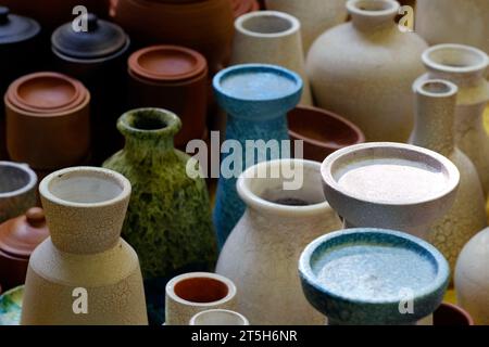 Piatti fatti a mano e articoli da servire in vendita a Pune, India, mercato di strada. Bellissime stoviglie in ceramica che vendono sul mercato. Foto Stock