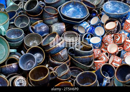 Piatti fatti a mano e articoli da servire in vendita a Pune, India, mercato di strada. Bellissime stoviglie in ceramica che vendono sul mercato. Foto Stock