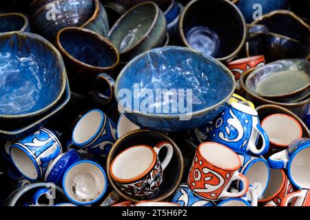 Piatti fatti a mano e articoli da servire in vendita a Pune, India, mercato di strada. Bellissime stoviglie in ceramica che vendono sul mercato. Foto Stock