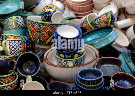 Piatti fatti a mano e articoli da servire in vendita a Pune, India, mercato di strada. Bellissime stoviglie in ceramica che vendono sul mercato. Foto Stock