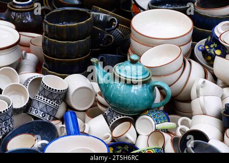 Piatti fatti a mano e articoli da servire in vendita a Pune, India, mercato di strada. Bellissime stoviglie in ceramica che vendono sul mercato. Foto Stock