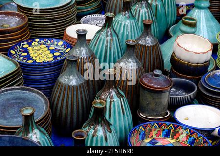 Piatti fatti a mano e articoli da servire in vendita a Pune, India, mercato di strada. Bellissime stoviglie in ceramica che vendono sul mercato. Foto Stock