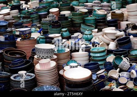 Piatti fatti a mano e articoli da servire in vendita a Pune, India, mercato di strada. Bellissime stoviglie in ceramica che vendono sul mercato. Foto Stock