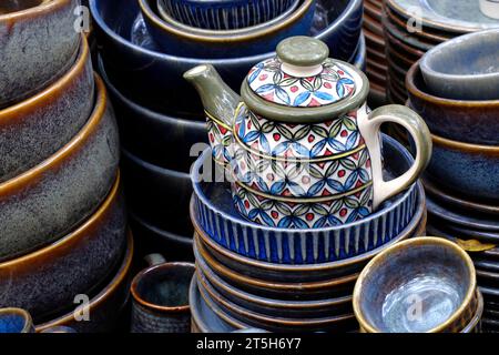 Piatti fatti a mano e articoli da servire in vendita a Pune, India, mercato di strada. Bellissime stoviglie in ceramica che vendono sul mercato. Foto Stock