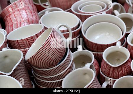 Piatti fatti a mano e articoli da servire in vendita a Pune, India, mercato di strada. Bellissime stoviglie in ceramica che vendono sul mercato. Foto Stock