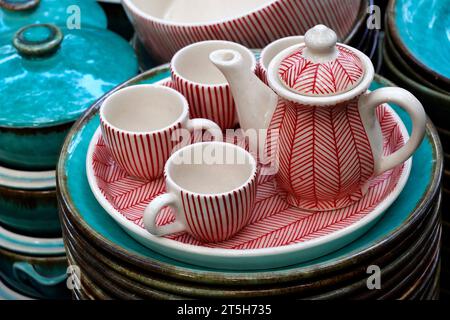 Piatti fatti a mano e articoli da servire in vendita a Pune, India, mercato di strada. Bellissime stoviglie in ceramica che vendono sul mercato. Foto Stock