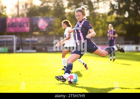 Londra, Regno Unito. 5 novembre 2023. Londra, Inghilterra, 5 novembre 2023: Erin Corrigan (12 Dulwich Hamlet) in azione durante la partita della LSERWFL Cup tra Dulwich Hamlet e Eastbourne a Champion Hill a Londra, Inghilterra. (Liam Asman/SPP) credito: SPP Sport Press Photo. /Alamy Live News Foto Stock