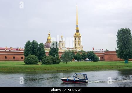 San Pietroburgo, Russia - 4 agosto 2023: Veduta della Cattedrale dei Santi Pietro e Paolo nell'omonima fortezza Foto Stock