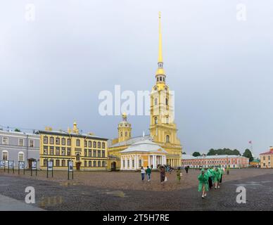 San Pietroburgo, Russia - 4 agosto 2023: Vista della piazza all'interno della Fortezza di Pietro e Paolo Foto Stock