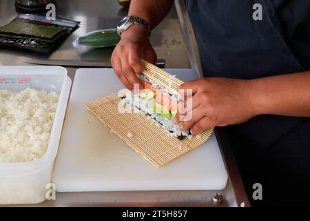 Chef sul superyacht che prepara sushi. Foto Stock