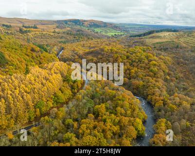 Vista aerea dei colori autunnali accanto al fiume Garbh Uisge nel passo di Leny vicino a Calander nel Trossachs, Scozia, Regno Unito Foto Stock