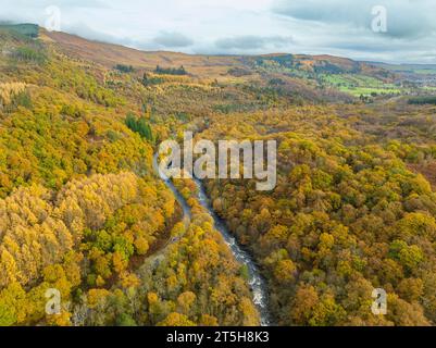 Vista aerea dei colori autunnali accanto al fiume Garbh Uisge nel passo di Leny vicino a Calander nel Trossachs, Scozia, Regno Unito Foto Stock