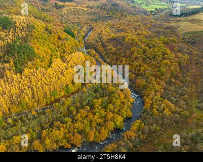 Vista aerea dei colori autunnali accanto al fiume Garbh Uisge nel passo di Leny vicino a Calander nel Trossachs, Scozia, Regno Unito Foto Stock