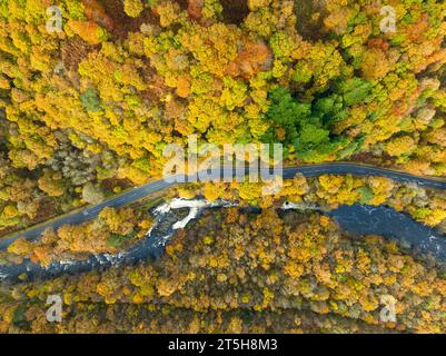 Vista aerea dei colori autunnali accanto al fiume Garbh Uisge nel passo di Leny vicino a Calander nel Trossachs, Scozia, Regno Unito Foto Stock