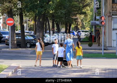 18 agosto 2023 - Bishkek in Kirghizistan, Asia centrale: Le persone godono della loro vita quotidiana nella capitale Foto Stock