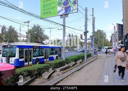 18 agosto 2023 - Bishkek in Kirghizistan, Asia centrale: Le persone godono della loro vita quotidiana nella capitale Foto Stock