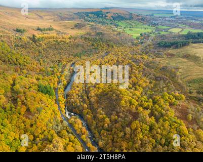 Vista aerea dei colori autunnali accanto al fiume Garbh Uisge nel passo di Leny vicino a Calander nel Trossachs, Scozia, Regno Unito Foto Stock