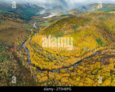 Vista aerea dei colori autunnali accanto al fiume Garbh Uisge nel passo di Leny vicino a Calander nel Trossachs, Scozia, Regno Unito Foto Stock