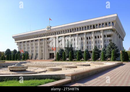 18 agosto 2023 - Bishkek in Kirghizistan, Asia centrale: Jogorku Kenesh (Parlamento) della Repubblica del Kirghizistan nel centro della capitale del kirghizistan Foto Stock