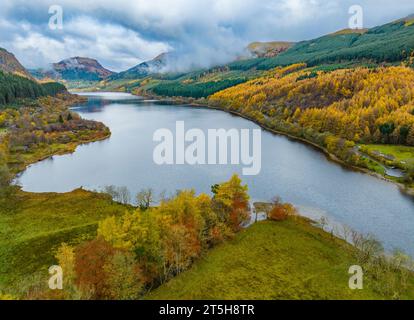 Vista aerea dei colori autunnali accanto a Loch Lubnaig nel Trossachs, Scozia, Regno Unito Foto Stock