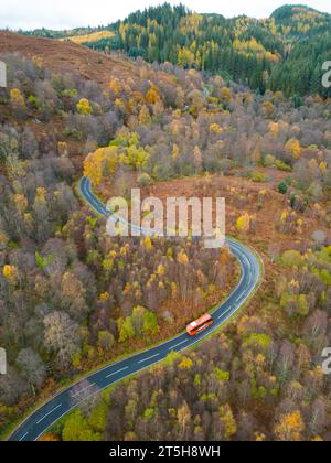 Veduta aerea della strada rurale sul passo del Duca nel Trossachs in autunno vicino ad Aberfoyle, Scozia, Regno Unito Foto Stock