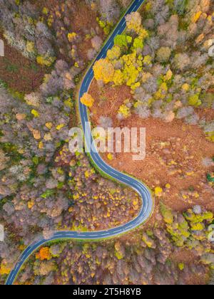 Veduta aerea della strada rurale sul passo del Duca nel Trossachs in autunno vicino ad Aberfoyle, Scozia, Regno Unito Foto Stock