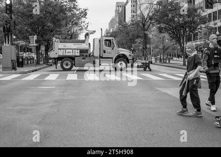 Washington, DC - 11-4-2023: Camion che blocca la strada alla protesta palestinese Foto Stock