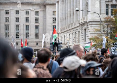 Washington, DC - 11-4-2023: Manifestanti palestinesi sulle luci di strada Foto Stock