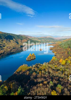 Vista aerea dei colori autunnali su Loch Chon, Kinlochard, Scozia, Regno Unito Foto Stock