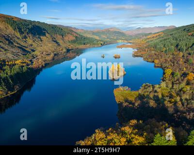 Vista aerea dei colori autunnali su Loch Chon, Kinlochard, Scozia, Regno Unito Foto Stock