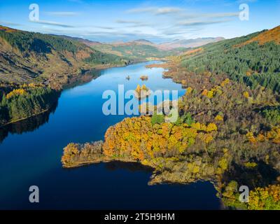 Vista aerea dei colori autunnali su Loch Chon, Kinlochard, Scozia, Regno Unito Foto Stock