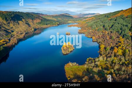 Vista aerea dei colori autunnali su Loch Chon, Kinlochard, Scozia, Regno Unito Foto Stock