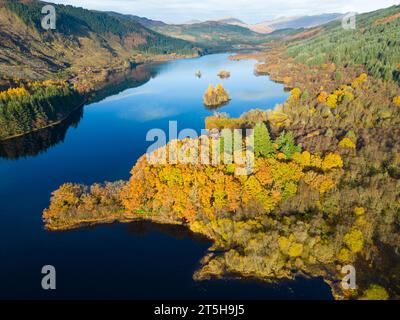 Vista aerea dei colori autunnali su Loch Chon, Kinlochard, Scozia, Regno Unito Foto Stock