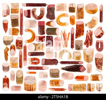 Set di raccolta dei prodotti a base di carne, isolato su sfondo bianco. Un set di salsicce, salsicce, prosciutti e panini tagliati a fette. Foto Stock