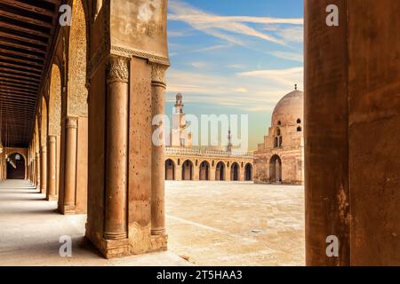 Antica architettura della moschea di Ibn Tulun al Cairo, Egitto Foto Stock