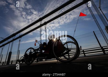 New York, Stati Uniti. 5 novembre 2023. I partecipanti in sedia a rotelle attraversano il ponte di Verrazano durante la maratona NYRR TCS New York City del 2023 a New York City domenica 5 novembre 2023. Oltre 50.000 corridori provenienti da New York e da tutto il mondo corrono attraverso i cinque quartieri su un percorso che si snoda dal ponte di Verrazano prima di attraversare il traguardo della Tavern on the Green a Central Park. Foto di Corey Sipkin/UPI credito: UPI/Alamy Live News Foto Stock