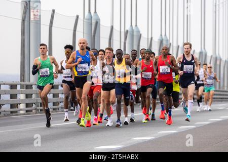 New York, Stati Uniti. 5 novembre 2023. I corridori Pro Men attraversano il ponte di Verrazano durante la maratona NYRR TCS New York City del 2023 che si terrà domenica 5 novembre 2023 a New York. Oltre 50.000 corridori provenienti da New York e da tutto il mondo corrono attraverso i cinque quartieri su un percorso che si snoda dal ponte di Verrazano prima di attraversare il traguardo della Tavern on the Green a Central Park. Foto di Corey Sipkin/UPI credito: UPI/Alamy Live News Foto Stock