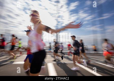 New York, Stati Uniti. 5 novembre 2023. I partecipanti attraverseranno il ponte Verrazano durante la maratona NYRR TCS New York City del 2023 a New York City domenica 5 novembre 2023. Oltre 50.000 corridori provenienti da New York e da tutto il mondo corrono attraverso i cinque quartieri su un percorso che si snoda dal ponte di Verrazano prima di attraversare il traguardo della Tavern on the Green a Central Park. Foto di Corey Sipkin/UPI credito: UPI/Alamy Live News Foto Stock