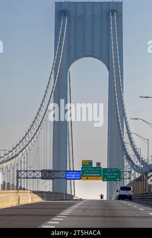 New York, Stati Uniti. 5 novembre 2023. I partecipanti in sedia a rotelle attraversano il ponte di Verrazano durante la maratona NYRR TCS New York City del 2023 a New York City domenica 5 novembre 2023. Oltre 50.000 corridori provenienti da New York e da tutto il mondo corrono attraverso i cinque quartieri su un percorso che si snoda dal ponte di Verrazano prima di attraversare il traguardo della Tavern on the Green a Central Park. Foto di Corey Sipkin/UPI credito: UPI/Alamy Live News Foto Stock