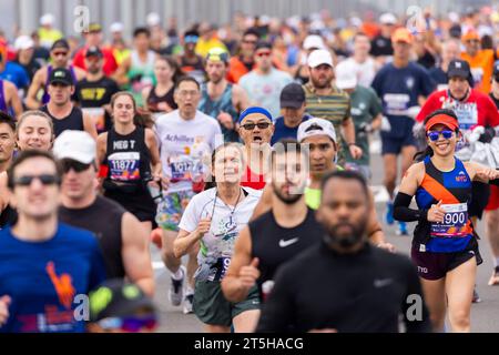 New York, Stati Uniti. 5 novembre 2023. I partecipanti attraverseranno il ponte Verrazano durante la maratona NYRR TCS New York City del 2023 a New York City domenica 5 novembre 2023. Oltre 50.000 corridori provenienti da New York e da tutto il mondo corrono attraverso i cinque quartieri su un percorso che si snoda dal ponte di Verrazano prima di attraversare il traguardo della Tavern on the Green a Central Park. Foto di Corey Sipkin/UPI credito: UPI/Alamy Live News Foto Stock