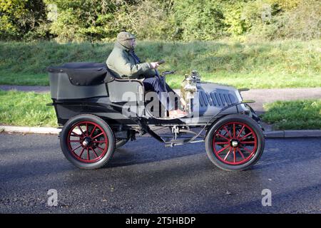 1902 De Dion Bouton che partecipa alla corsa automobilistica da Londra a Brighton del 2023 Foto Stock