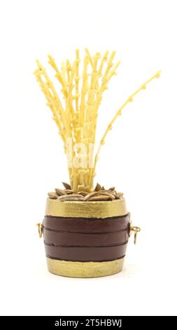 un'offerta a dio con fiore di cocco in un recipiente pieno di grano, una decorazione tradizionale in kerala per festeggiare e pooja isolata Foto Stock