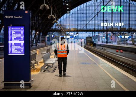 Colonia, Germania. 5 novembre 2023. Un dipendente cammina su una piattaforma vuota della stazione centrale di Colonia. La stazione centrale è chiusa al traffico regionale e a lunga distanza a causa di lavori di costruzione. La chiusura è prevista fino alle 5,00 di lunedì. Credito: Christoph Reichwein/dpa/Alamy Live News Foto Stock