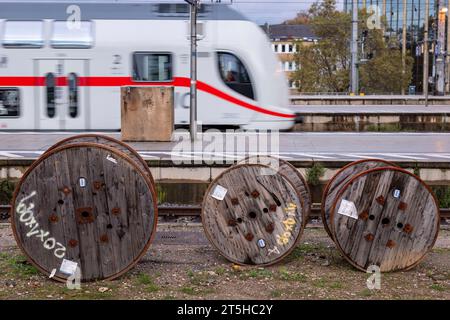 Colonia, Germania. 5 novembre 2023. All'esterno della stazione centrale di Colonia sono presenti grossi avvolgicavo con i nuovi cavi da installare durante la notte. La stazione centrale è chiusa al traffico regionale e a lunga distanza a causa di lavori di costruzione. La chiusura è prevista fino alle 5,00 di lunedì. Credito: Christoph Reichwein/dpa/Alamy Live News Foto Stock