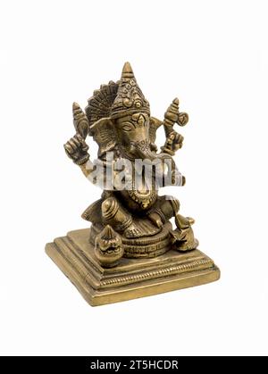 lord ganesh con quattro mani, statua in ottone seduta con dettagli intricati e sculture decorative isolata su uno sfondo bianco Foto Stock