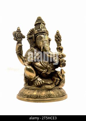 lord ganesh con quattro mani, statua in ottone seduta con dettagli intricati e sculture decorative isolata su uno sfondo bianco Foto Stock