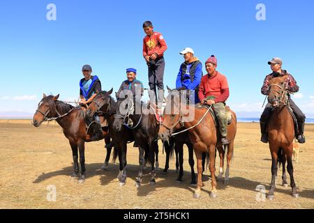 24 agosto 2023 - Lago Song kol in Kirghizistan: La gente del posto gioca a kok boru (ulak tartysh), tradizionale gioco a cavallo, con manichino in pelle invece di una carca di capra Foto Stock