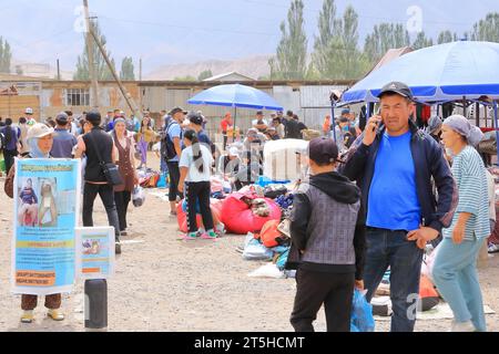 Agosto 25 2023 - Kotschkor, Kochkor in Kirghizistan: Popolazione locale al mercato della città Foto Stock