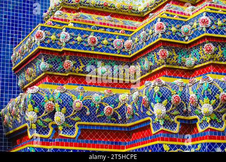 Frammento del rivestimento esterno Phra Maha Chedi Sri Rajakarn. Buddha sdraiato. Tempio di Wat Pho. Bangkok. Thailandia Foto Stock