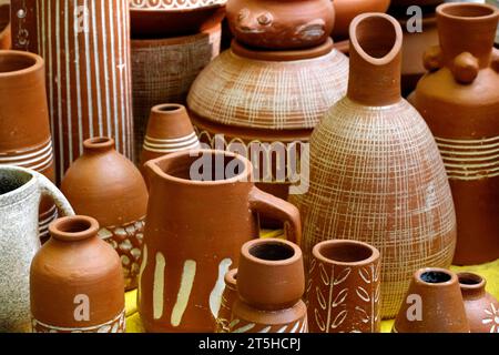 Raccolta di immagini con vaschetta di ceramica non smaltata fatta a mano in argilla rossa. Vaso Teracota. Nozioni di base sulla ceramica. Vendita a Pune, India, fiera dell'artigianato. Foto Stock